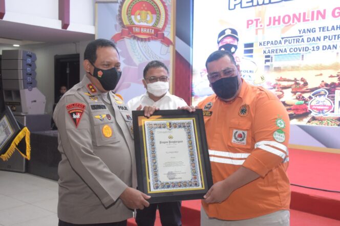 
 Jhonlin dan Hasnur Bantu Keluarga PNPP Polda Kalsel Terdampak Covid-19